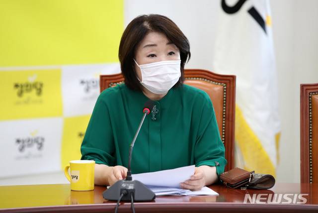[서울=뉴시스]김선웅 기자 = 심상정 정의당 대표가 25일 오전 서울 여의도 국회에서 열린 정의당 의원총회에서 발언하고 있다. 2020.08.25. mangusta@newsis.com