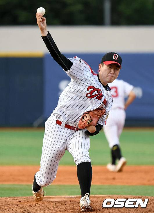 [OSEN=김성락 기자] 22일 오후 서울 양천구 목동야구장에서 '제74회 황금사자기 전국고교야구대회 겸 주말리그 왕중왕전' 결승전이 열렸다.3회말 김해고 김유성이 마운드에 올라 힘차게 공을 뿌리고 있다./ksl0919@osne.co.kr/ksl0919@osen.co.kr