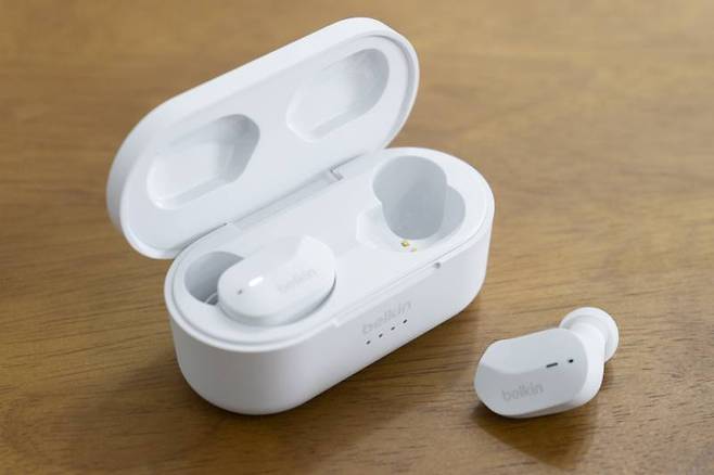 벨킨 사운드폼 트루 무선 이어버즈는 필수 기능에 집중한 완전무선 이어폰이다. 출처=IT동아