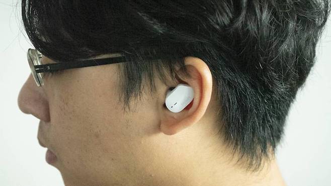 벨킨 사운드폼을 두시간 정도 착용했지만 특별히 귀가 아프거나 하진 않았다. 다만 착용감은 사람마다 다르다. 출처=IT동아