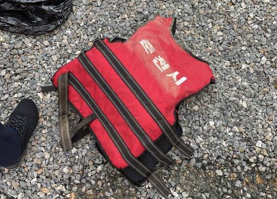 강원도 춘천 의암호 선박 전복 사고 발생 엿새째인 지난 11일 '춘천시'라고 적힌 구명조끼와 실종자의 것일지도 모르는 등산화 한짝이 발견됐다고 사고수습대책본부가 밝혔다.   사진은 지난 7일 발견된 '춘천시' 구명조끼. [연합뉴스]