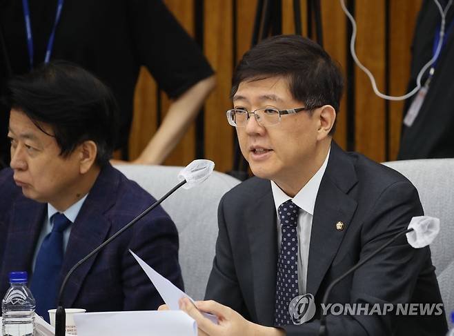 질의하는 김홍걸 [연합뉴스 자료사진]