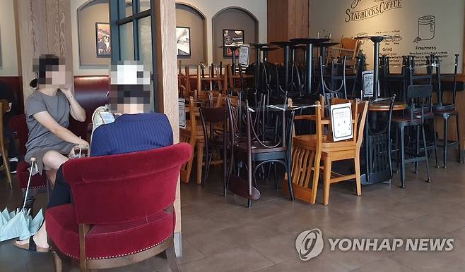 30일부터 수도권 프렌차이즈 카페 포장ㆍ배달만 가능 (서울=연합뉴스) 김인철 기자 = 30일부터 일주일간 수도권 프렌차이즈형 카페에서는 매장을 이용할 수 없고 포장과 배달만 가능하다. 또한 일반 음식점과 제과점은 밤 9시까지만 정상영업이 가능하고 다음 날 새벽 5시까지는 포장과 배달만 이용할 수 있다.       28일 오후 서울 시내의 한 카페에 '사회적 거리두기'를 위해 빼놓은 의자와 테이블이 쌓여있다. 2020.8.28 yatoya@yna.co.kr