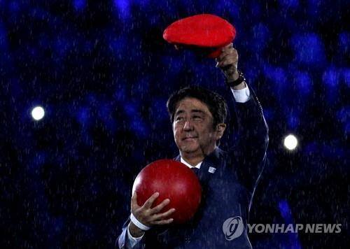 슈퍼마리오 복장으로 2016 리우올림픽 폐회식 무대에 등장한 아베 총리 [로이터=연합뉴스 자료사진]