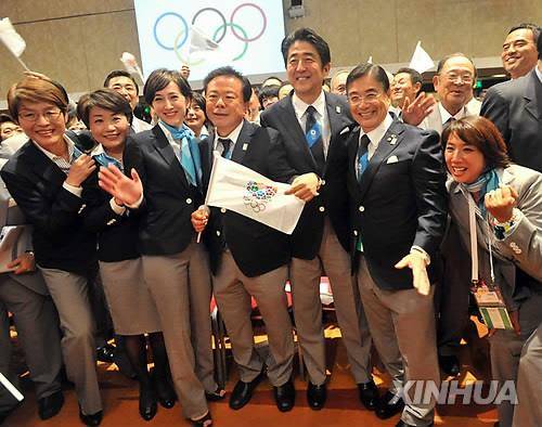 2020 도쿄올림픽 유치를 확정한 뒤 대표단과 기뻐하는 아베 총리 [연합뉴스 자료사진]