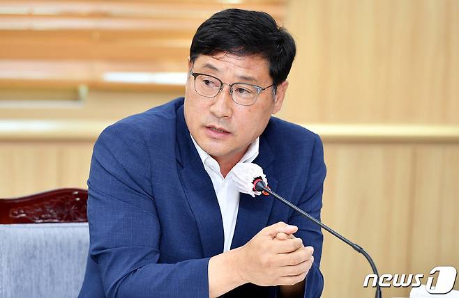 고용호 제주도의회 의원(서귀포시 성산읍·더불어민주당)이 29일 제주도의회 대회의실에서 열린 고영권 제주도 정무부지사 예정자 인사청문회에서 고 예정자에게 제주 비자림로 확장공사에 대한 입장을 묻고 있다.(제주도의회 제공)© News1