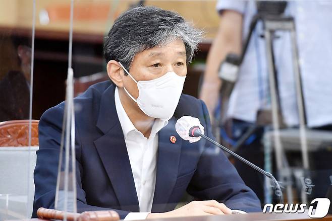강성균 제주도의회 인사청문특별위원회 위원장(제주시 애월읍·민주당)이 29일 제주도의회 대회의실에서 열린 고영권 제주도 정무부지사 예정자 인사청문회에서 고 예정자에게 질의하고 있다.(제주도의회 제공)© News1