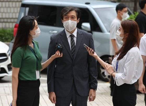 유재수 전 부산시 경제부시장 감찰무마를 지시한 혐의로 기소된 조국 전 법무부 장관이 지난 14일 오전 서울 서초구 서울중앙지방법원에서 열린 공판에 출석하며 취재진 질문에 답하고 있다. [연합뉴스]