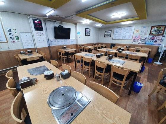29일 오전 서울 종로구에 위치한 한 설렁탕집. 24시간 운영하는 이곳은 30일 0시부터 시행하는 강화된 방역지침에 따라 야간영업에 제한을 받는다. 이가람 기자