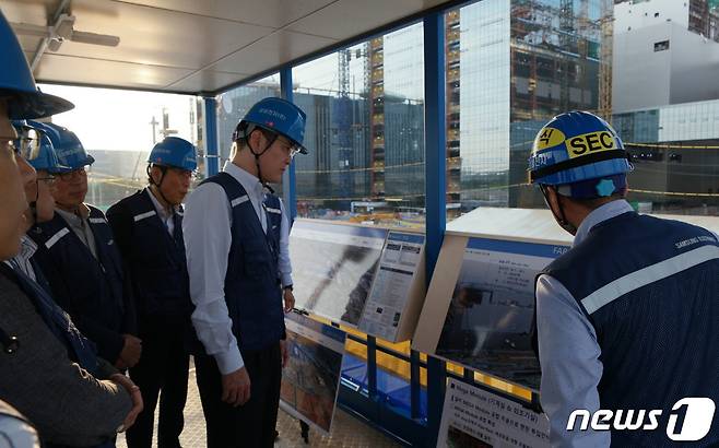 이재용 삼성전자 부회장이 2019년 8월 9일 경기도 평택 삼성전자 반도체 평택 2라인을 찾아 경영진과 반도체 사업 전략을 논의하고 신규라인 건설 현장을 점검하고 있다. (삼성전자 제공)/뉴스1