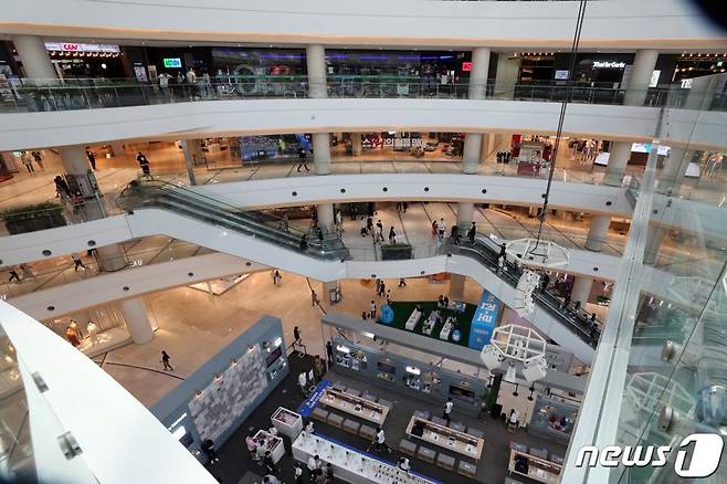 (서울=뉴스1) 황기선 기자 = 수도권 지역의 신종 코로나바이러스 감염증(코로나19) 확산을 막기 위해 사회적 거리두기 2.5단계 조치가 시행된 30일 오후 서울 시내 한 대형쇼핑몰이 한산하다. 2020.8.30/뉴스1