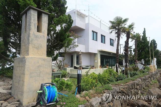 제주 '게하' 관계자 코로나19 확진 (서귀포=연합뉴스) 제주 서귀포시 남원읍의 '루프탑정원' 게스트하우스 관계자 2명이 28일 신종 코로나바이러스 감염증(코로나19)에 확진됐다. 사진은 이날 오전 '루프탑정원'의 모습. 2020.8.28 jihopark@yna.co.kr