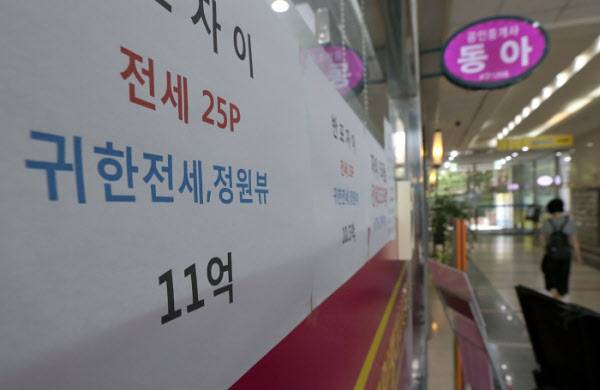 서울 주택시장에서 '전세 품귀 현상'이 나타나면서 8월 전월세 계약이 크게 줄었다. /주완중 기자