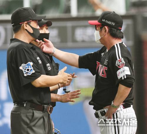LG 트윈스 류중일 감독이 1일 문학 SK전에서 8-5로 앞선 7회 2사 만루 위기를 맞아 심판진에게 투수 교체 시간을 이용해 항의하고있다. 2020.09.01. 김도훈기자 dica@sportsseoul.com