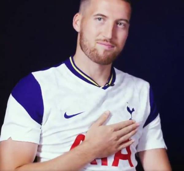 게시물 삭제 후 토트넘 앰블럼을 두드리는 도허티(토트넘 SNS 캡쳐)