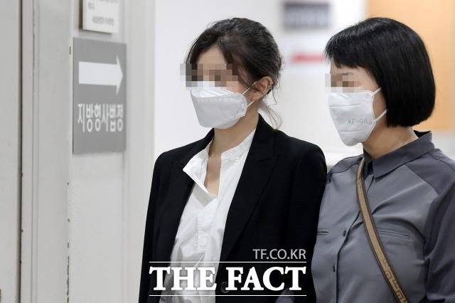 마약 밀반입 혐의 등으로 재판에 넘겨진 홍정욱 전 한나라당 의원의 딸 홍모 씨의 징역 2년 6개월에 집행유예 3년형이 확정됐다. 사진은 지난 6월 서울고법에서 열린 항소심 선고 공판에 출석한 홍씨의 모습. /이선화 기자