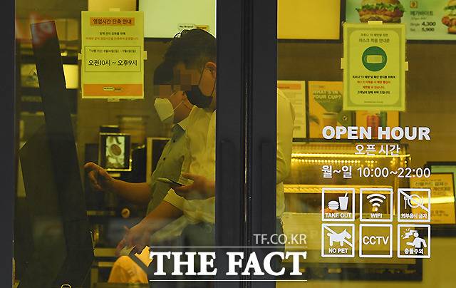 1일 서울 시내의 한 패스트푸드 전문점을 찾은 이용객들이 주문을 하고 있다.