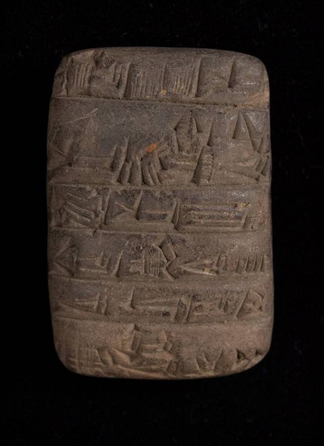 케임브리지대 도서관이 소장 중인 기원전 2200년 수메르에서 기록된 점토판이다. 현존하는 가장 오래된 기록물이다. 케임브리지대 도서관 제공