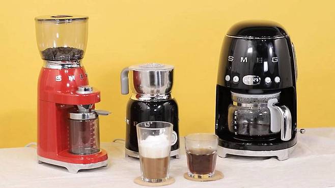 스메그 커피 그라인더(왼쪽)와 밀크포머(가운데), 커피메이커(오른쪽)