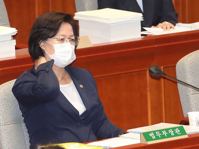 추미애 법무부 장관이 1이 국회 예산결산특별위원회 전체회의에 출석, 뒷목을 잡은 채 의원들 질의를 듣고 있다./박상훈 기자