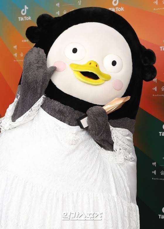EBS '자이언트펭TV'의 펭수가 5일 오후 경기도 고양시 대화동 킨텍스에서 열린 ’제56회 백상예술대상' 시상식에서 TV부문 교양 작품상을 수상하고 포토타임을 갖고 있다. TV·영화·연극을 아우르는 국내 유일무이한 종합예술시상식 ‘56회 백상예술대상’은 6월 5일 오후 4시 50분 경기도 킨텍스 7홀에서 진행되며 JTBC·JTBC2·JTBC4에서 생중계된다.  특별취재반 / 2020.06.05/