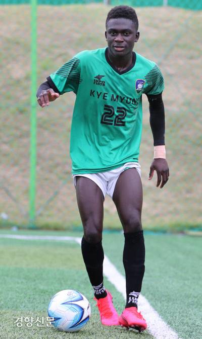 경기 계명고등학교 가나 출신 데니스 선수. / 권호욱 선임기자
