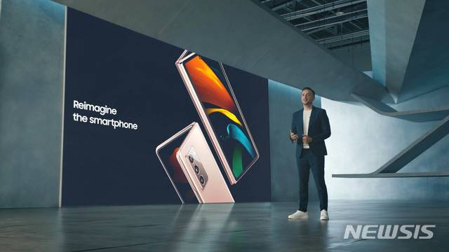 [서울=뉴시스]김병문 기자 = 삼성전자가 1일 '갤럭시 Z 폴드2'를 전격 공개했다. 사진은 이날 온라인으로 진행된 '삼성 갤럭시 Z 폴드2 언팩 파트 2'에서 빅터 델가도(Victor DELGADO) 삼성전자 무선사업부 엔터프라이즈 세일즈&마케팅담당이 '갤럭시 Z 폴드2'를 소개하는 모습. (사진=삼성전자 제공) 2020.09.01.  photo@newsis.com