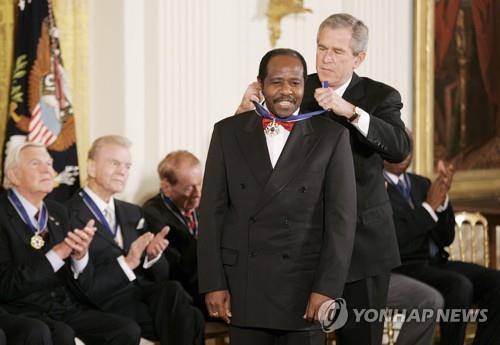 자유의 메달 받는 폴 루세사바기나 [EPA=연합뉴스]