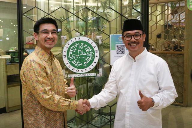 인도네시아 현지 업체가 할랄 인증을 받고 기념 촬영하고 있다. 마케팅닷코닷아이디 캡처