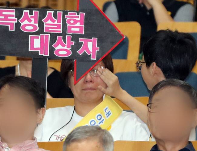 지난해 8월 27일 서울시청 다목적홀에서 열린 2019 가습기살균제참사 진상규명 청문회에서 방청을 온 가습기 피해 어린이가 부모의 눈물을 닦아주고 있다. 연합뉴스.