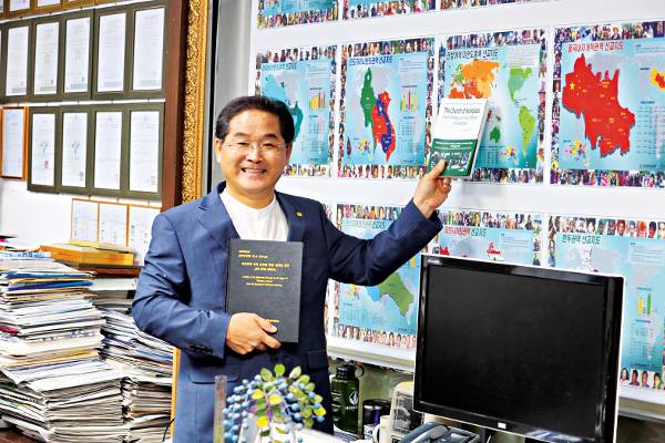 김동연 잡뉴스솔로몬서치 대표가 1일 서울 서초구 방배로에 있는 사무실에서 일터교회에 대해 설명하고 있다. 손에 든 것은 일터교회 관련 박사학위 논문과 저서.