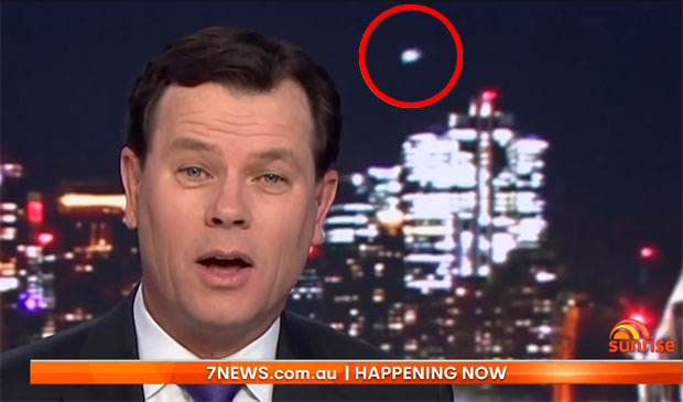호주 저녁 하늘을 가로지르는 유성이 생방송 카메라에 포착됐다. 2일(현지시간) 저녁 6시 40분쯤 시드니 사람들의 시선이 텔레비전에 고정됐다./사진=호주 7뉴스