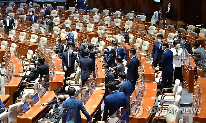 국회 개회식 (서울=연합뉴스) 서명곤 기자 = 1일 오후 서울 여의도 국회 의사당에서 열린 제382회 국회(정기회) 개회식 및 1차 본회의에서 의원들이 참석하며 인사를 나누고 있다.  2020.9.1 seephoto@yna.co.kr