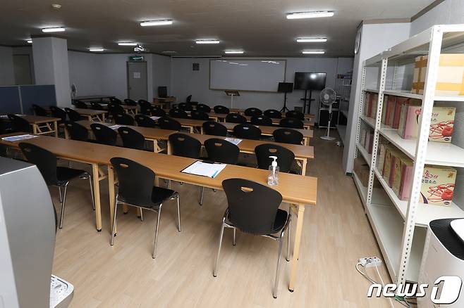 지난달 29일 대구에서 열린 '동충하초 사업설명회' 참석자 25명 가운데 무려 15명(대구 9명)이 신종 코로나바이러스 감염증(코로나19) 확진 판정을 받은 사실이 알려졌다. 3일 오후 동충하초 사업설명회가 열렸던 대구 북구 한 빌딩 지하 사무실이 텅 비어 있다. 2020.9.3/뉴스1 © News1 공정식 기자