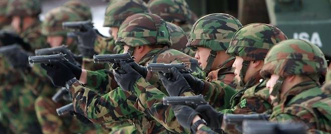 권총사격하는 장병들. /연합뉴스