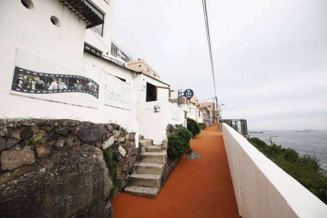 흰여울문화마을은 영화 '변호인' 촬영지로 널리 알려져 있다. 곳곳에 영화 대사와 장면이 장식돼 있다. ⓒ박준규