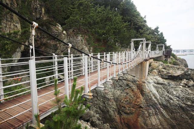 이기대해안산책로의 출렁다리. 바위 절벽을 따라가기 때문에 아찔하면서도 전망이 시원하다. ⓒ박준규
