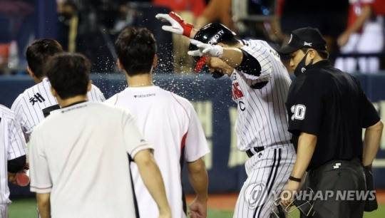 지난 8월 18일 서울 잠실야구장에서 열린 2020 KBO 프로야구 KIA 타이거즈와 LG 트윈스의 경기. 연장 10회말 1사 LG 김현수가 끝내기 홈런을 치고 홈을 밟으며 동료선수들의 축하를 받고 있다. [연합뉴스 자료사진]