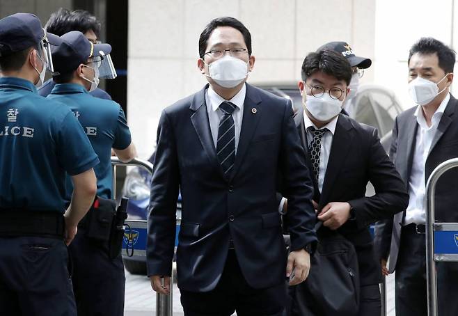 [서울=뉴시스] 박미소 기자 = 최대집 대한의사협회장이 더불어민주당 정책협약 이행 합의서 체결식에 참석하기 위해 4일 서울 여의도 더불어민주당사로 들어가고 있다. 2020.09.04.   misocamera@newsis.com