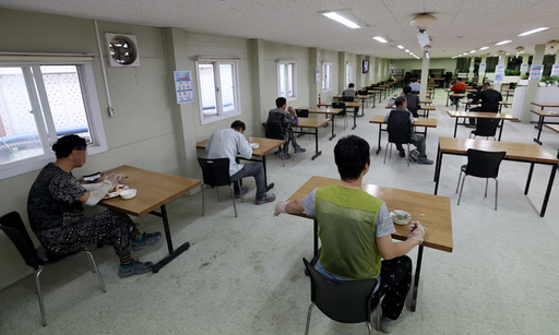 4일 오전 서울 강남구의 한 건설현장 구내식당에서 작업자들이 거리두기를 한 채 점심식사를 하고 있다. 연합뉴스