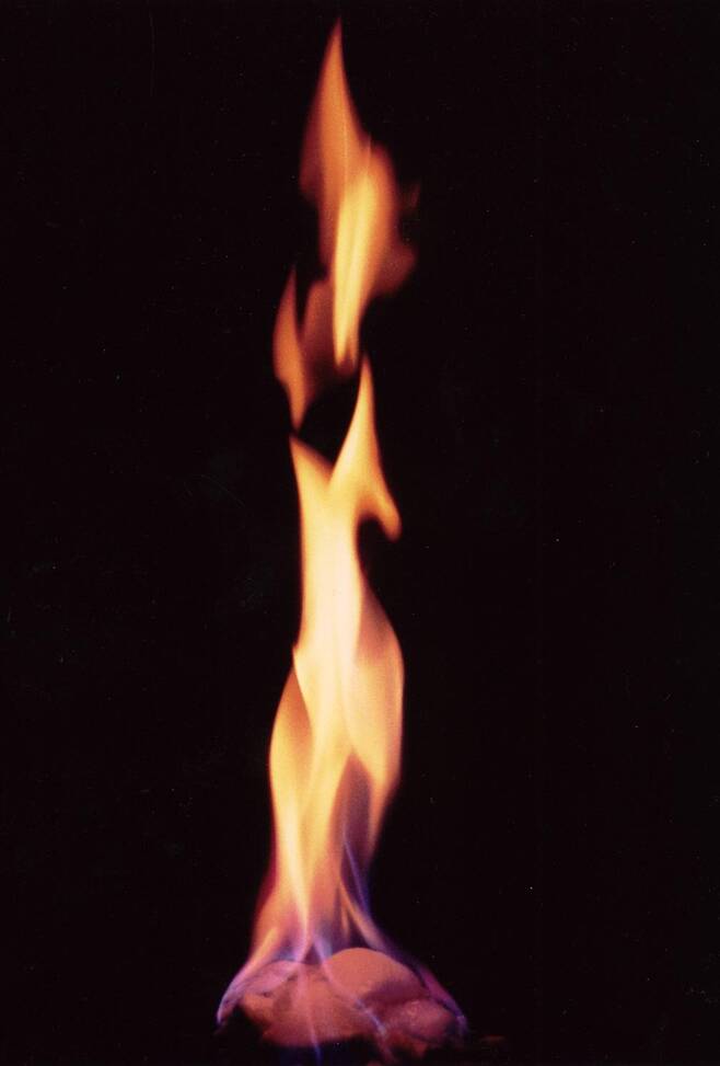 가스하이드레이트는 불타는 얼음으로도 불린다.(사진=미 에너지부/퍼블릭 도메인)