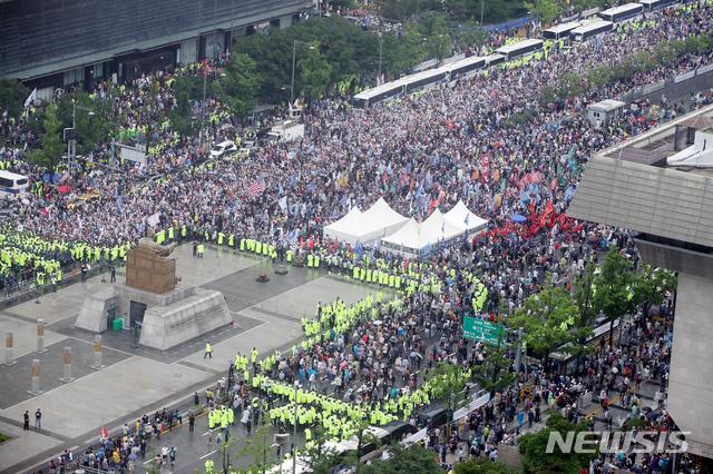 [서울=뉴시스]김명원 기자 = 보수단체들이 15일 서울 종로구 광화문 광장 주변에 모여 8·15 대규모 집회를 이어가고 있다. 2020.08.15. kmx1105@newsis.com