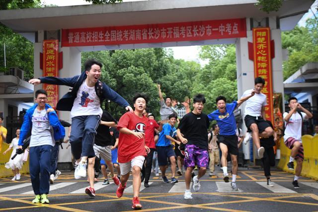 중국 후난성 창사의 한 고사장에서 지난 7월 대학입학시험(가오카오)을 마친 수험생들이 소리를 지르며 뛰어나오면서 해방감을 만끽하고 있다. 창사=신화통신 뉴시스