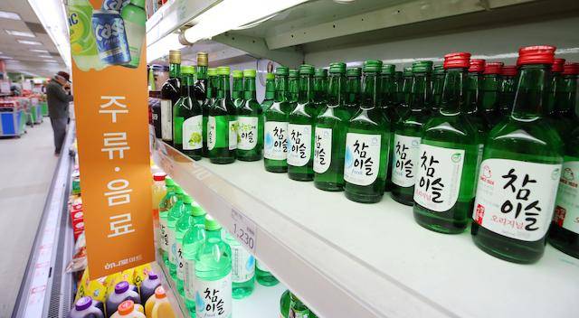 지난해 서울의 한 대형마트 주류코너에 소주가 진열돼 있다. 연합뉴스