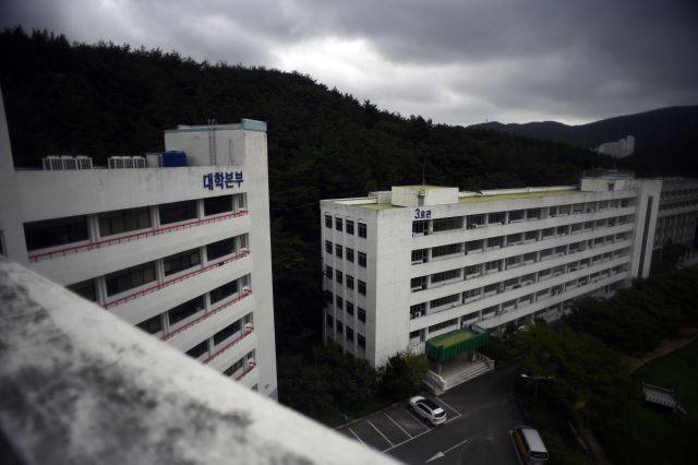 폐교를 5일 앞둔 지난달 26일 부산 해운대구 동부산대 건물 위로 먹구름이 끼어 있다. 부산=윤성호 기자