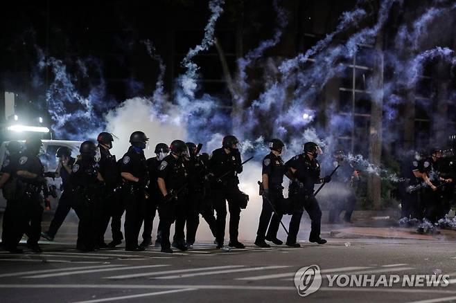 시위대를 진압하는 경찰 [로이터=연합뉴스]