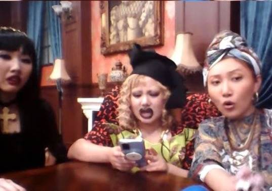 나이지리아 전통의상을 연상시킨다는 이유로 인종 차별 논란이 일었던 화사(맨 오른쪽)의 복장. 하지만 방송 제작진은 이 의상은 사우나 복장에서 따온 것이라고 해명했다. [유튜브 캡처］