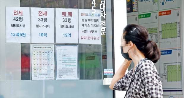 최근 주택임대차보호법이 시행된 데다 신종 코로나바이러스 감염증(코로나19)이 재확산 조짐을 보이면서 가을 이사철을 앞두고 부동산 시장에 대한 불안감이 커지고 있다. 한 시민이 서울 송파구 가락동 헬리오시티 상가 중개업소의 매물 안내판을 보고 있다.   허문찬 기자 sweat@hankyung.com