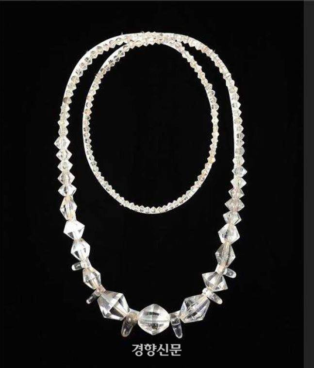 김해 양동리 270호분에서 확인된 1800년전 제작된 수정목걸이. 이 목걸이’는 수정제 다면옥(多面玉) 20점과 주판옥 120점, 곡옥(曲玉) 6점 등 총 146점의 수정으로 구성됐다. 전체 약 142.6cm의 길이에, 육각다면체형, 주판알형, 곡옥형(曲玉形) 등 여러 형태로 수정을 다듬어 연결했다. |문화재청 제공