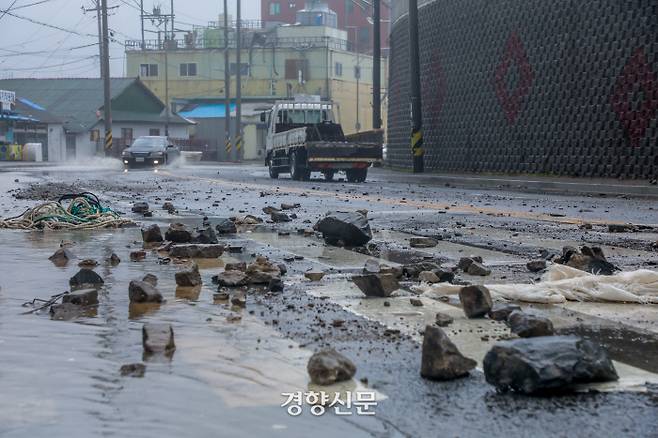 제10호 태풍 ‘하이선’이 지나간 경북 포항 구룡포 도로에 강풍과 파도에 밀려온 돌들이 도로에 위에 깔려 있다.  2020.09.07 / 포항 | 이석우 기자